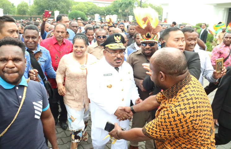 Lukas Enembe Diarak Usai Dilantik Jokowi